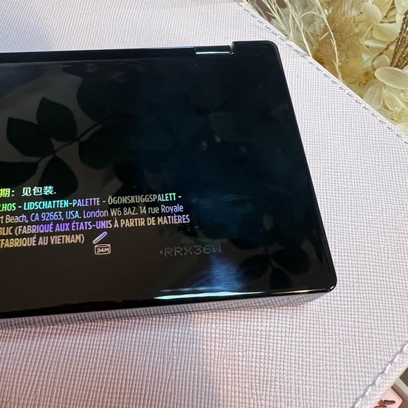 URBAN DECAY • METAL MANIA EYESHADOW PALETTE • NEW IN BOX - Picture 4 of 4